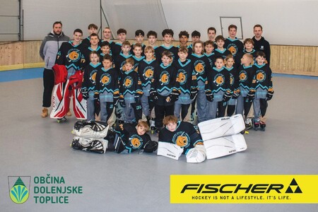 Fotografija: Igralci selekcij U8, U14 in U16, skupaj s trenerjema Rokom Šarloharjem in Dejanom Trkuljo.