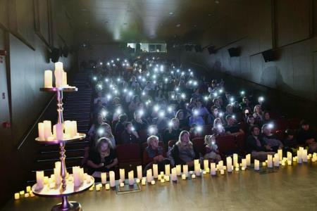 Labodje jezero ob soju sveč