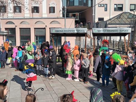 Pustno rajanje na trgu