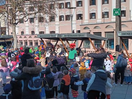 Pustno rajanje na trgu