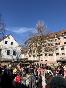 Pustno rajanje na trgu