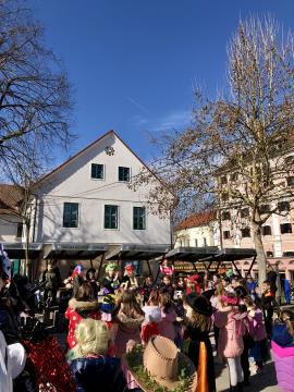 Pustno rajanje na trgu