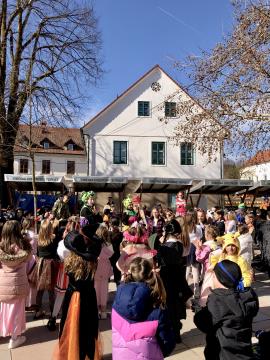 Pustno rajanje na trgu