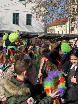 Pustno rajanje na trgu