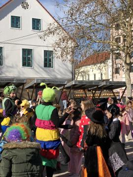 Pustno rajanje na trgu