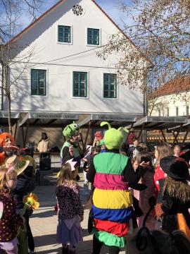 Pustno rajanje na trgu