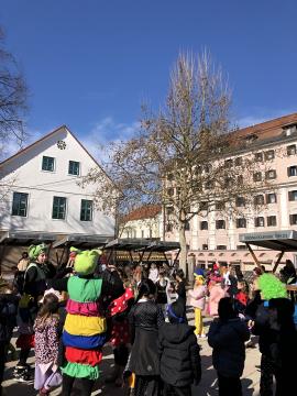 Pustno rajanje na trgu