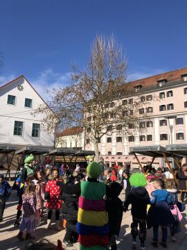 Pustno rajanje na trgu