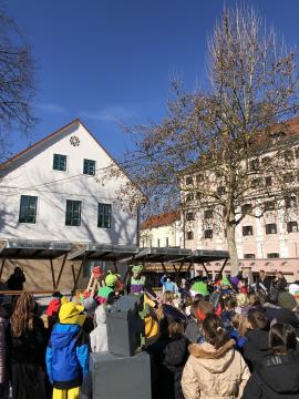 Pustno rajanje na trgu