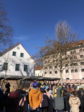 Pustno rajanje na trgu